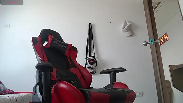 Snapshot of thebesthot chatting on November 18, 2025, 2:43 pm thebesthot online show from November 18, 2025, 2:43 pm