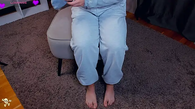 LaurelSatunas online show from November 13, 2025, 4:44 am