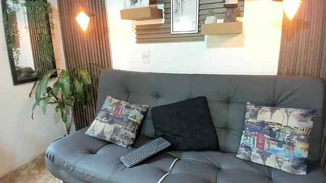 Snapshot of Emmafranco chatting on November 12, 2025, 9:36 pm Emmafranco online show from November 12, 2025, 9:36 pm