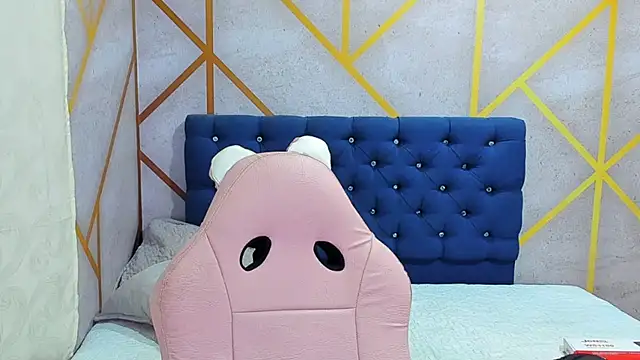  vaiolet owo online show from February 12, 2026, 5:35 am