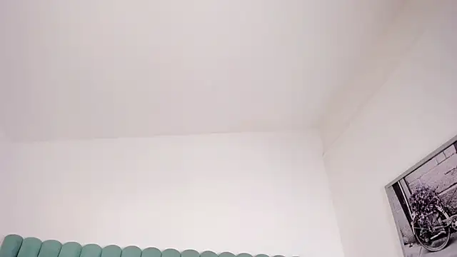 FrancescaSkuirt online show from December 19, 2025, 8:43 am