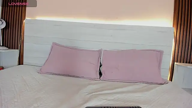 esmeralda 4  online show from November 7, 2025, 8:42 pm