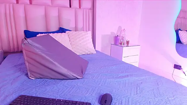 alanarose18 online show from November 14, 2025, 7:23 pm