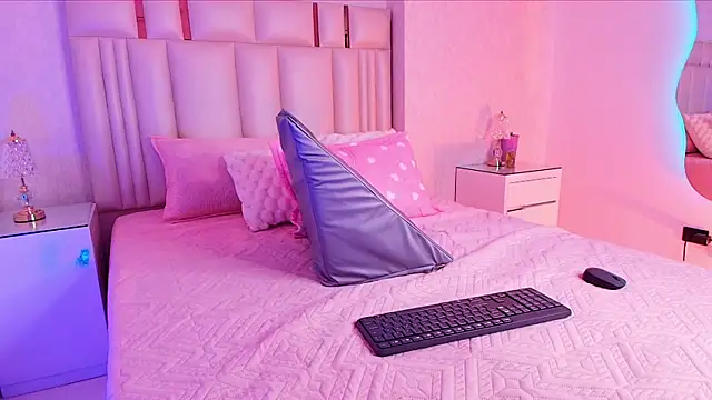 alanarose18 online show from November 20, 2025, 7:13 pm