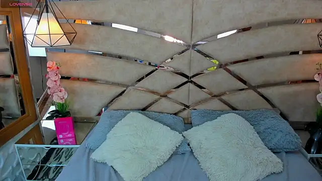 PARKERTHOMPSON online show from November 15, 2025, 6:04 pm