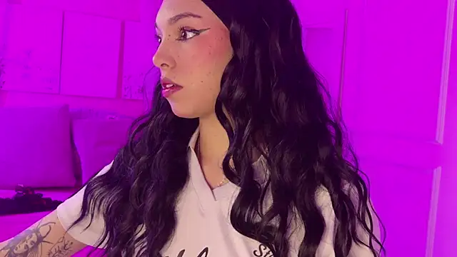 Snapshot of Lynaa_love chatting on January 6, 2026, 2:43 pm Lynaa love online show from January 6, 2026, 2:43 pm