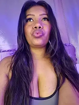 Snapshot of PaulaOrtiz02 chatting on November 8, 2025, 11:43 am PaulaOrtiz02 online show from November 8, 2025, 11:43 am