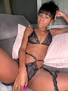 Snapshot of mayalouise chatting on November 19, 2025, 4:01 am mayalouise online show from November 19, 2025, 4:01 am