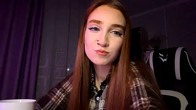 HollyPaw online show from November 12, 2025, 7:46 pm