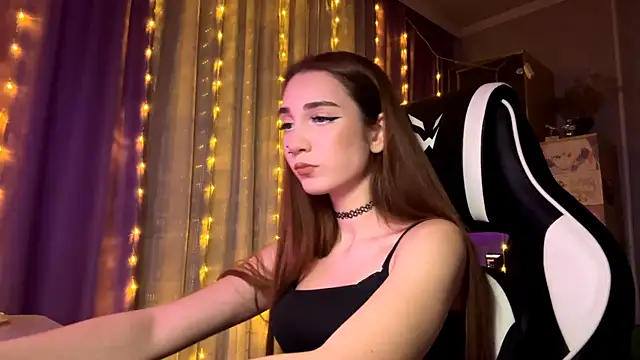 HollyPaw online show from December 17, 2025, 7:20 pm