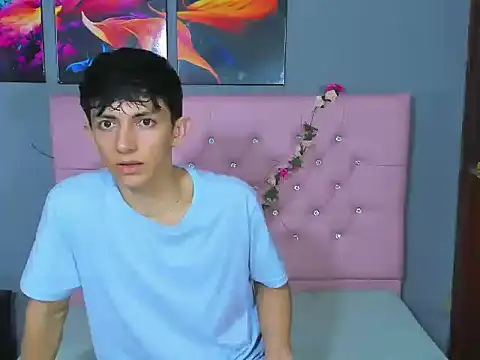 ElanGiraldo online show from December 3, 2025, 9:57 pm