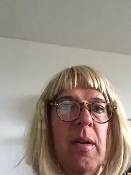 Snapshot of simone_xdressing chatting on June 10, 2026, 2:49 pm simone xdressing online show from June 10, 2026, 2:49 pm