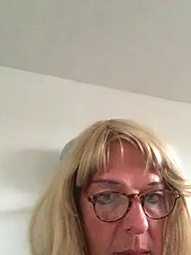 Snapshot of simone_xdressing chatting on July 18, 2026, 7:17 pm simone xdressing online show from July 18, 2026, 7:17 pm