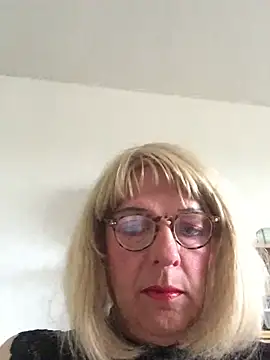 Snapshot of simone_xdressing chatting on July 19, 2026, 5:49 pm simone xdressing online show from July 19, 2026, 5:49 pm