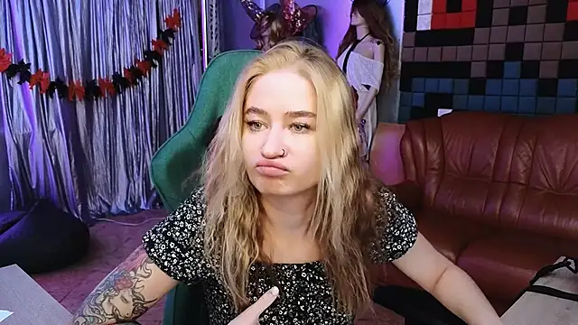 LeilaUvrays online show from November 10, 2025, 1:43 pm