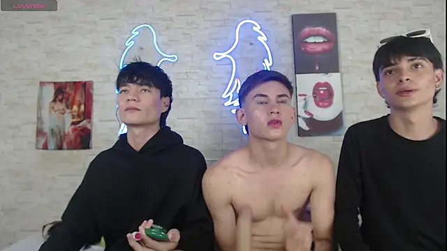 Snapshot of axel_milo_kairo_and_noa chatting on November 15, 2025, 8:38 pm axel milo kairo and noa online show from November 15, 2025, 8:38 pm