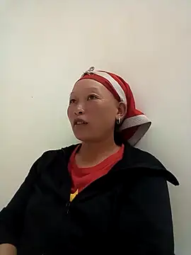 girl-hot2x online show from November 26, 2025, 1:12 pm