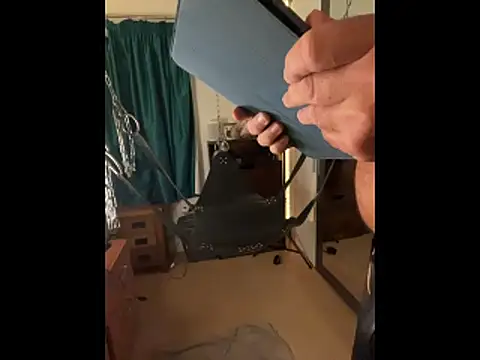 Snapshot of LeatherSdaddy chatting on November 18, 2025, 3:05 pm LeatherSdaddy online show from November 18, 2025, 3:05 pm