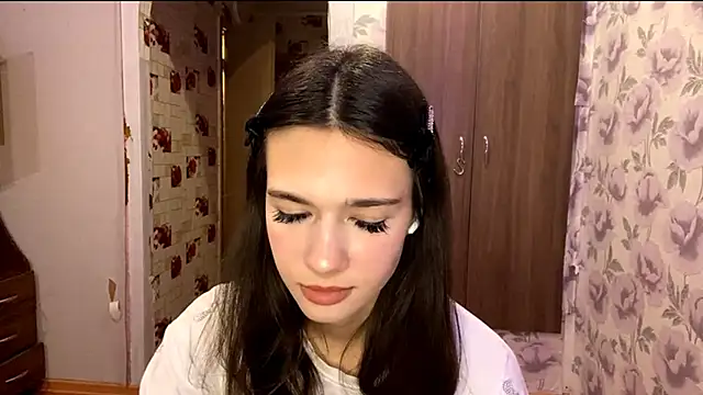 EunHendericks online show from November 15, 2025, 1:18 pm