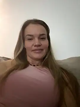 Cutebrowneyes  online show from January 14, 2026, 10:03 pm