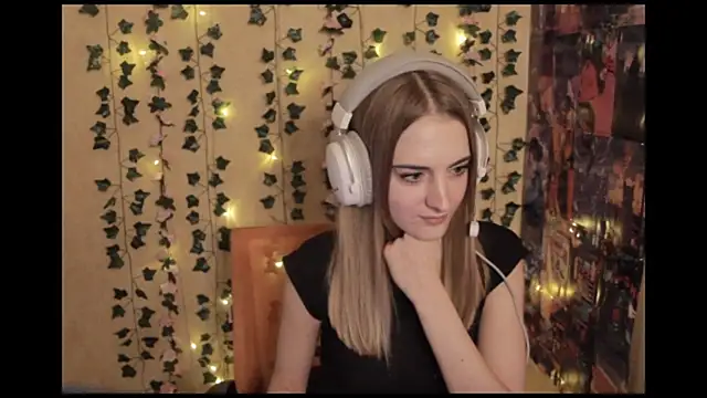 ElviaTengwall online show from November 26, 2025, 9:21 am