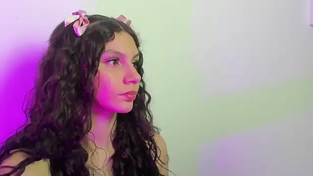 cloee20  online show from December 19, 2025, 2:18 am