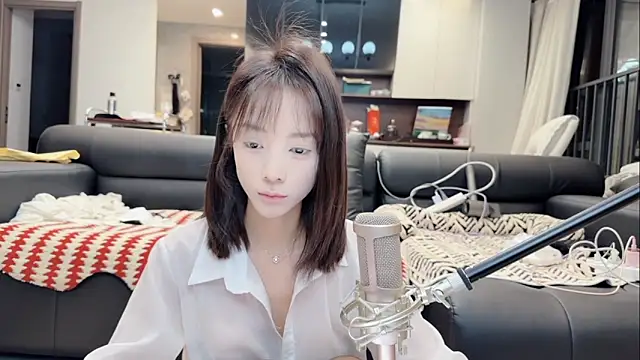 Snapshot of Butterbear chatting on April 8, 2026, 12:38 pm Butterbear online show from April 8, 2026, 12:38 pm