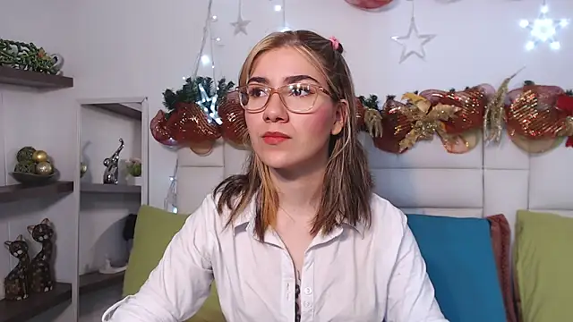 AriLumi online show from December 22, 2025, 7:33 pm