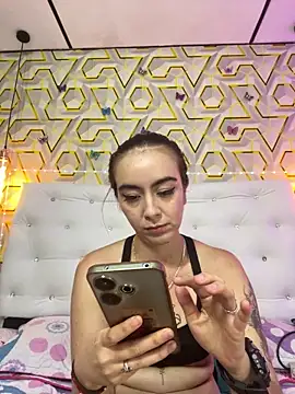 MelanyyJhonson15 online show from May 31, 2026, 10:00 pm