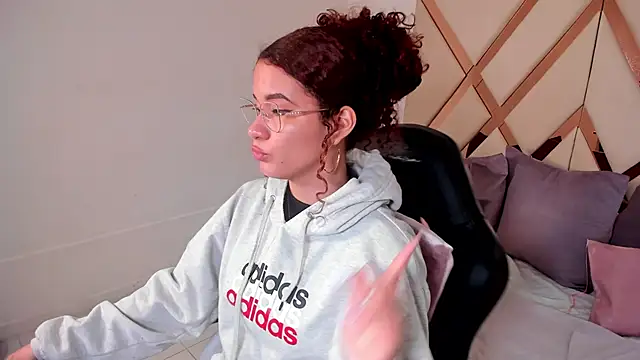 avrilwaynee online show from December 22, 2025, 11:51 am