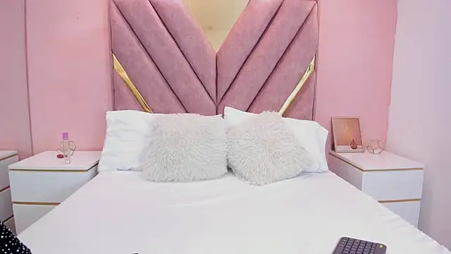 roxyflame  online show from December 16, 2025, 11:48 am