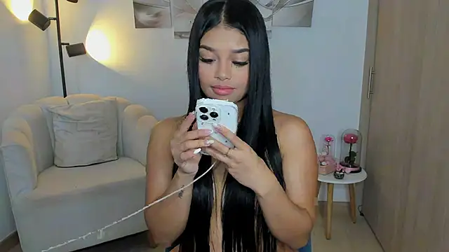 Snapshot of haileyflorez_ chatting on May 2, 2026, 4:45 pm haileyflorez online show from May 2, 2026, 4:45 pm