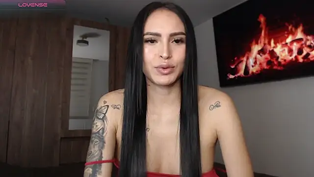 Snapshot of Linda__fiore chatting on April 27, 2026, 5:05 am Linda fiore online show from April 27, 2026, 5:05 am