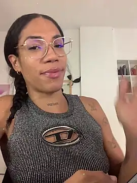 Snapshot of _Larabbitxx chatting on April 23, 2026, 5:26 pm Larabbitxx online show from April 23, 2026, 5:26 pm