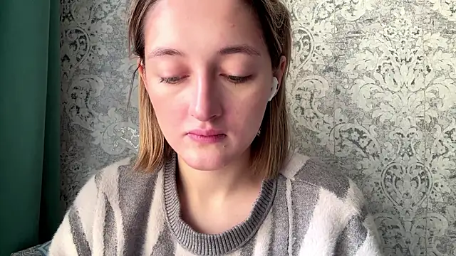 Emily lyy online show from December 14, 2025, 9:03 am