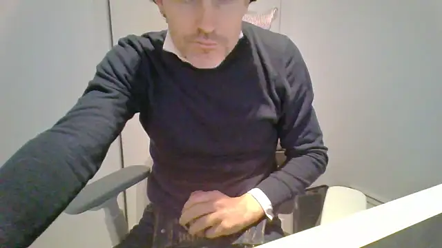 Snapshot of Brandonn1989amateur chatting on December 4, 2025, 3:10 pm Brandonn1989amateur online show from December 4, 2025, 3:10 pm