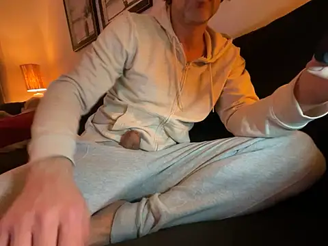 Snapshot of Brandonn1989amateur chatting on December 17, 2025, 9:43 pm Brandonn1989amateur online show from December 17, 2025, 9:43 pm