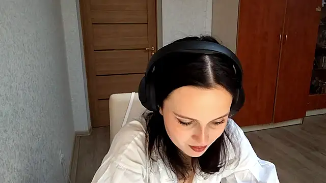 LouiseMarengo online show from December 20, 2025, 1:18 pm