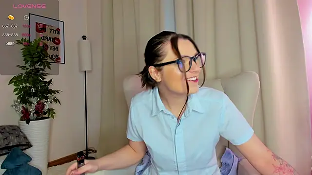 KiraRogers online show from January 11, 2026, 9:47 am