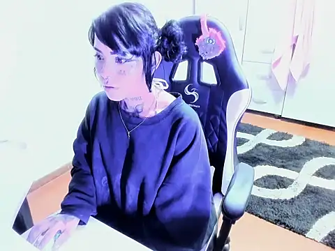 Snapshot of Zombitch chatting on November 25, 2025, 9:37 pm Zombitch online show from November 25, 2025, 9:37 pm