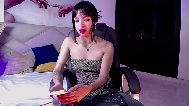 LiilithStonne online show from May 17, 2026, 2:53 am