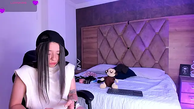 VictoriaSaenz1  online show from December 20, 2025, 1:40 pm