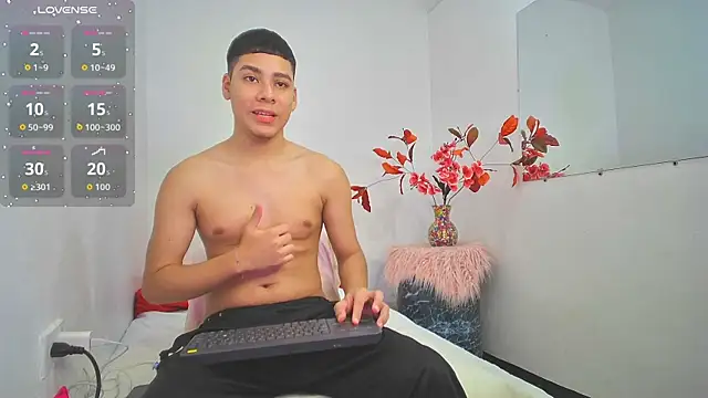 Lucastorrez01 online show from November 21, 2025, 4:22 am