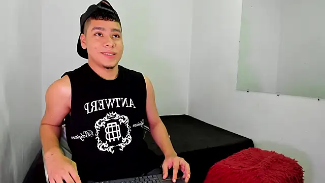 Lucastorrez01 online show from April 16, 2026, 10:45 pm