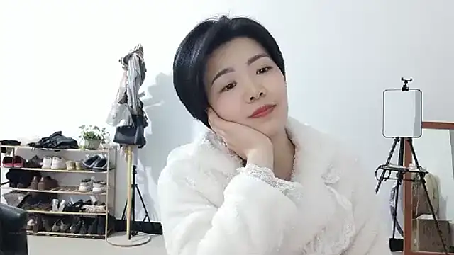 adele8731 online show from December 18, 2025, 2:56 pm