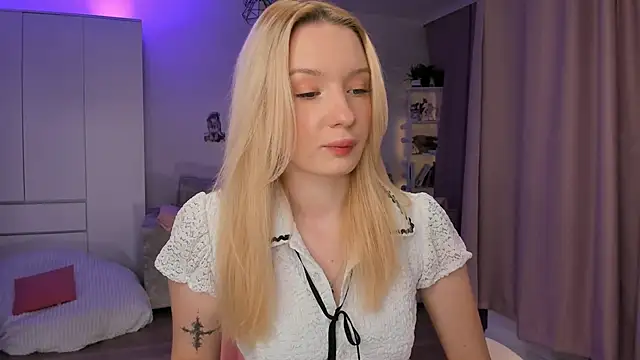 Tiffany Paw online show from December 2, 2025, 3:23 am