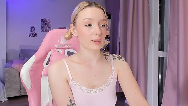 Tiffany Paw online show from December 17, 2025, 3:23 am