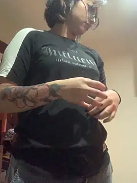 Snapshot of LilithMonette chatting on April 3, 2026, 1:03 am LilithMonette online show from April 3, 2026, 1:03 am