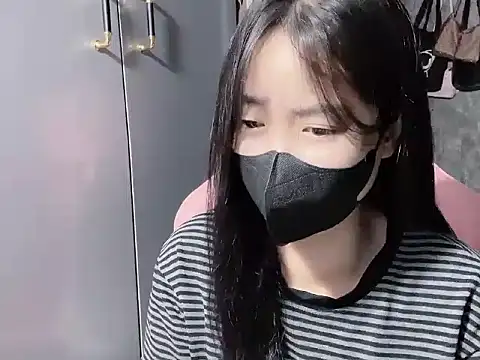 Hellen2999 online show from December 18, 2025, 3:23 am