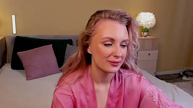 Snapshot of KiraRuiz chatting on February 6, 2026, 9:23 am KiraRuiz online show from February 6, 2026, 9:23 am